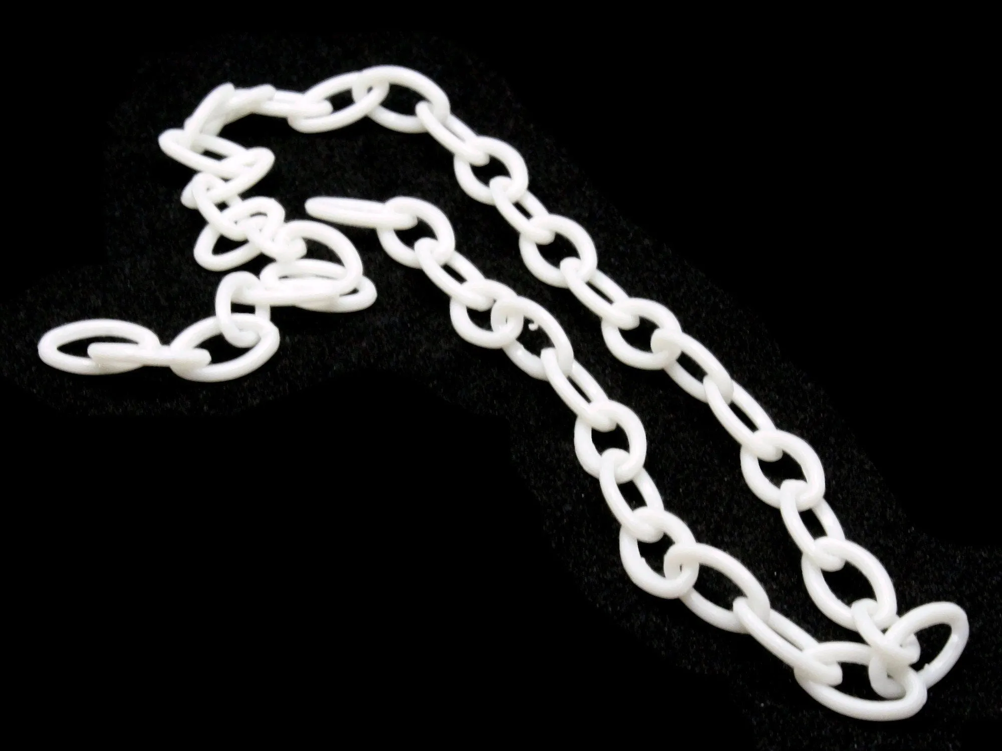 15.75 Inch White Plastic Oval Chain - 40cm chain - 13x8mm links