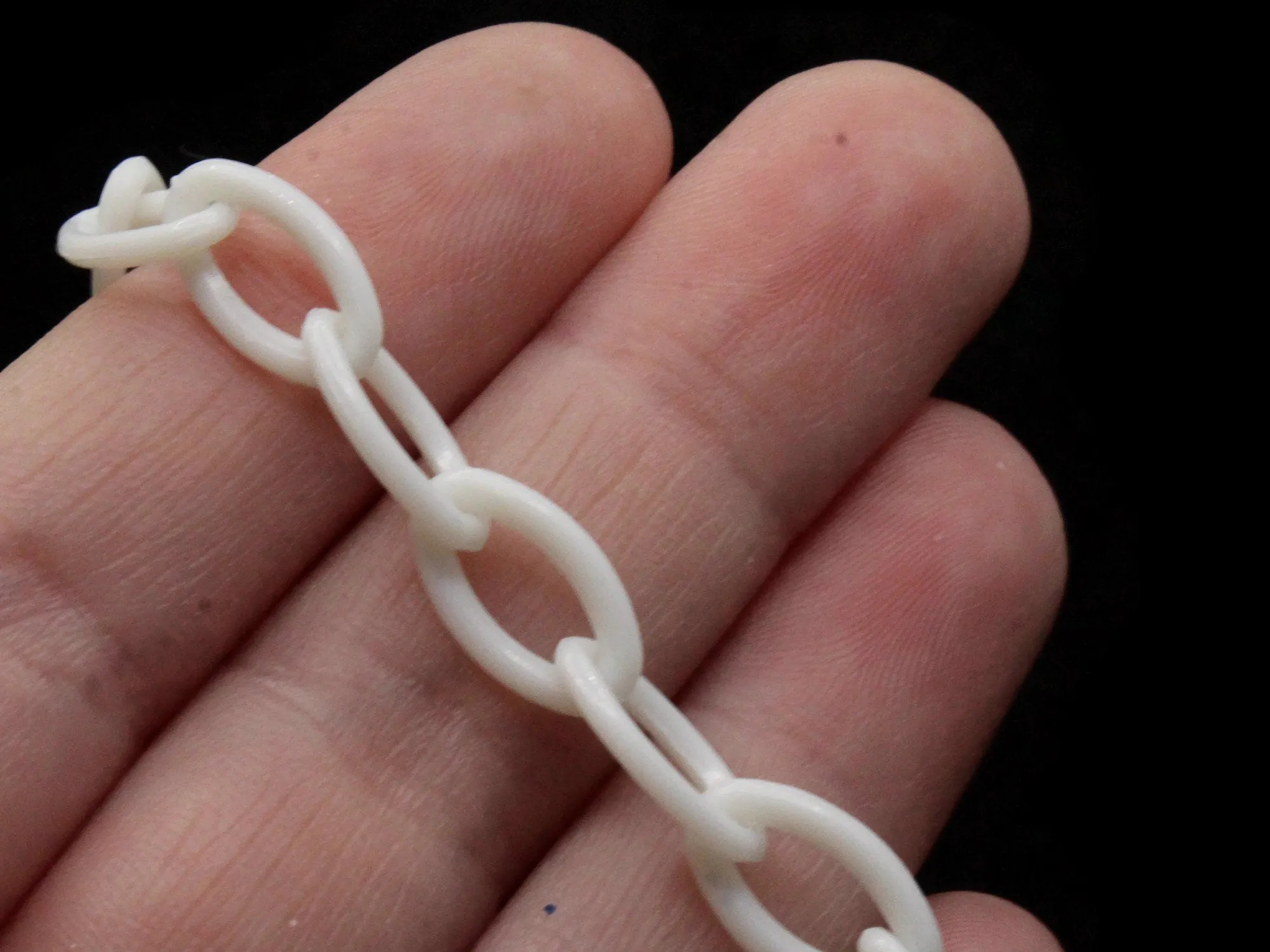 15.75 Inch White Plastic Oval Chain - 40cm chain - 13x8mm links