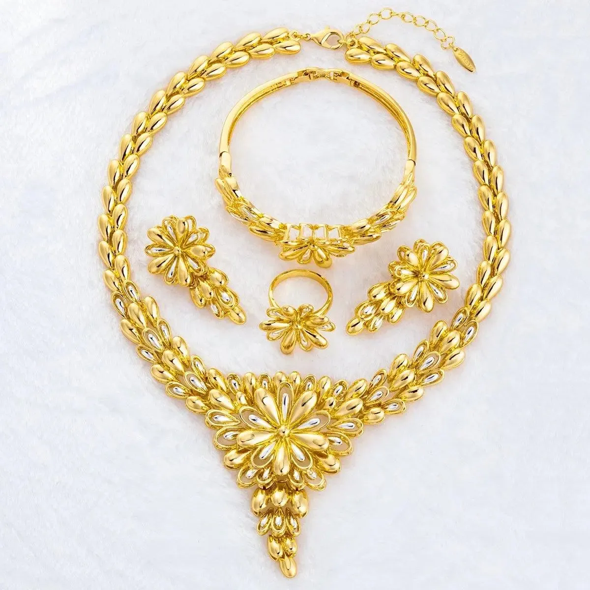 Flowery Design Gold Plated Beautiful Necklace Jewellery Complete Set Great as Gift